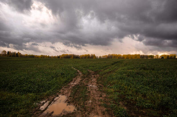 яркий закат в конце пасмурного дня