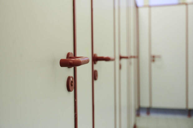 Власти Владивостока отрицают спиливание дверей в туалете школы во время ЕГЭ