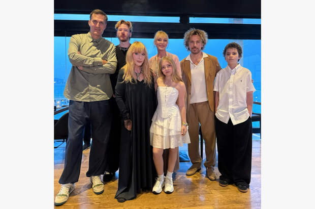 Максим Галкин опубликовал фото всей семьи Аллы Пугачевой в честь ее 77-летия