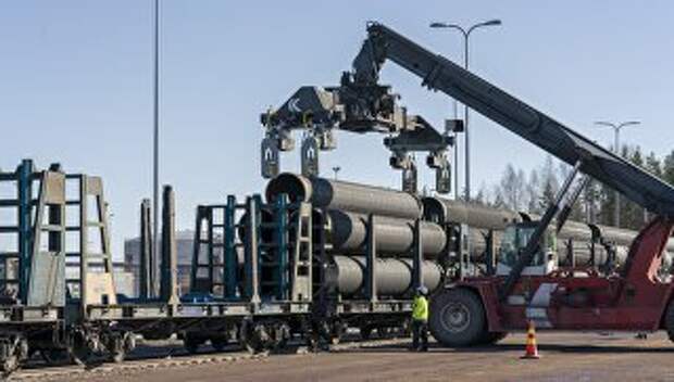 Нанесение бетонного покрытия на трубы для газопровода Северный поток ‑ 2 на заводе по обетонированию в Котке, Финляндия