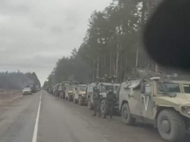 Видео с огромной колонной военной техники ВС РФ под Киевом появилось в Сети (ВИДЕО)