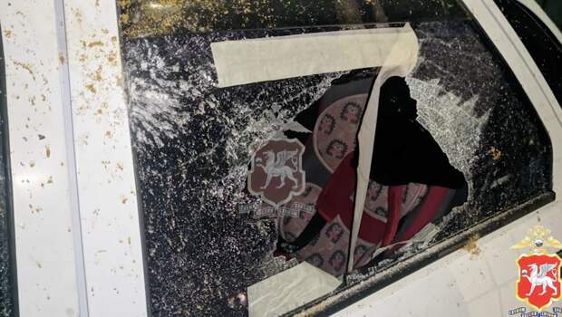 Два пьяных евпаторийца разбили стёкла в машине и теперь могут сесть в тюрьму