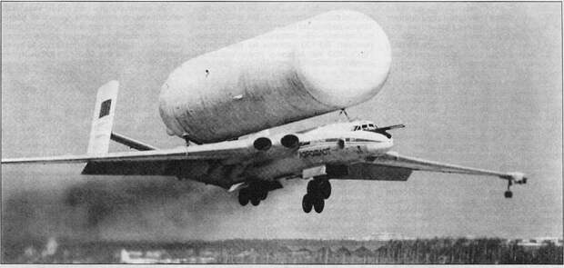 Оснащенный штангой дозаправки самолет ВМ-Т взлетает с грузом 1 ГТ