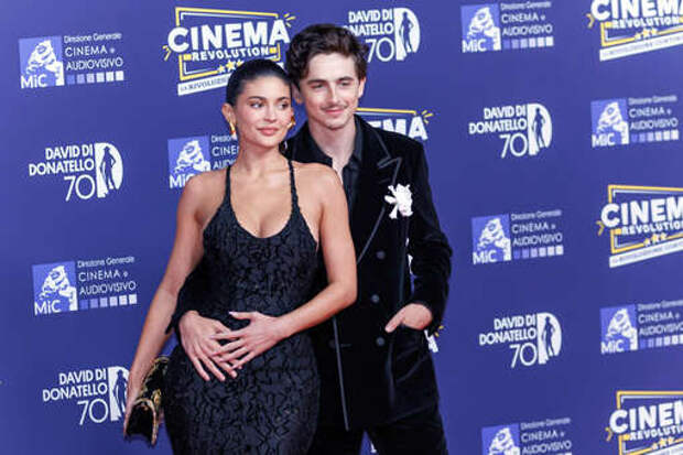 Актера Тимоти Шаламе засняли за выбором бикини для Кайли Дженнер