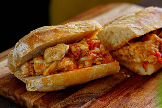 Фото к рецепту: Сэндвич из багета с курицей и моцареллой 