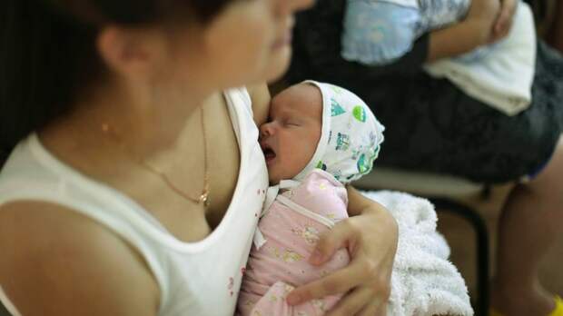 В Индии обезьяна украла новорожденную девочку из рук матери и бросила ее в колодец