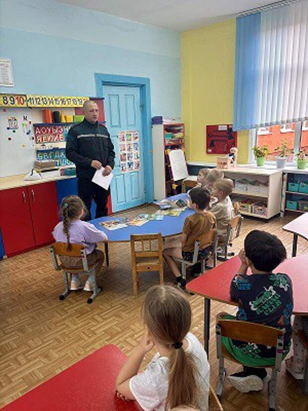 Пожарный в гостях у ребят.