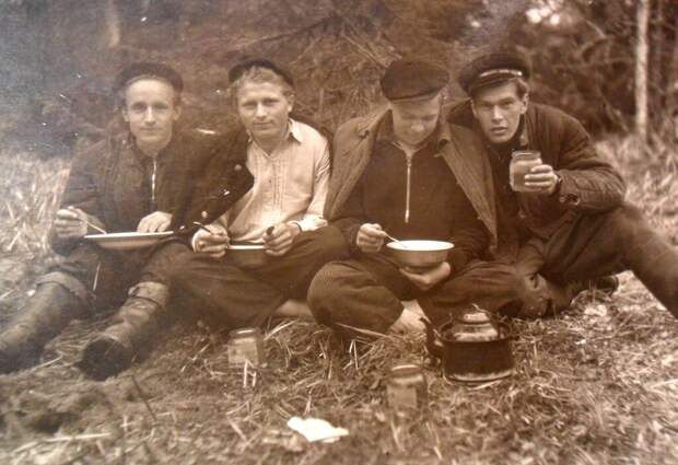 Охотники на привале Неизвестный автор, 1950 - 1953 год, Костромская обл., Макарьевский р-н, Нижняя Нея, из архива Николая Юрьевича Новикова.