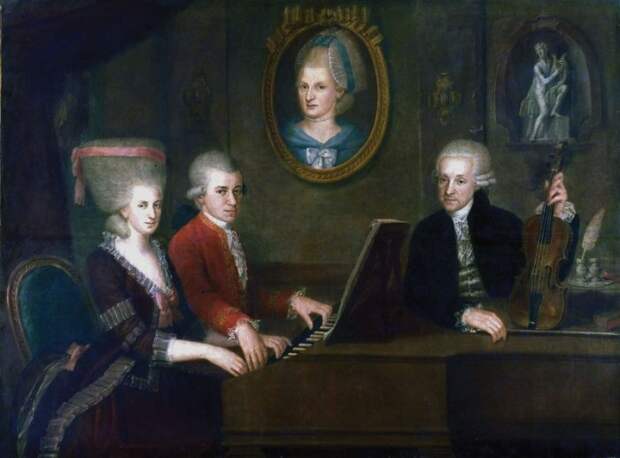 Семья Моцартов за роялем. На стене портрет матери композитора. / Фото: www.liveinternet.ru