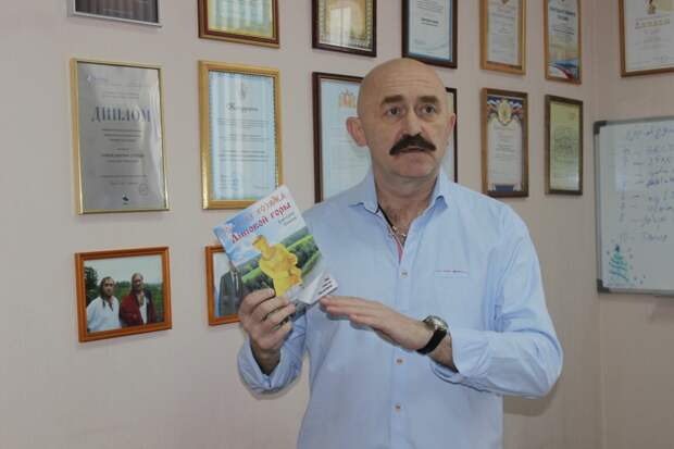 Дмитрий Сивков с книгой. Источник: https://уральский-рабочий.рф/news/item/23205