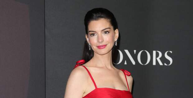 Актриса Энн Хэтэуэй снялась в латексном корсете и мини-юбке