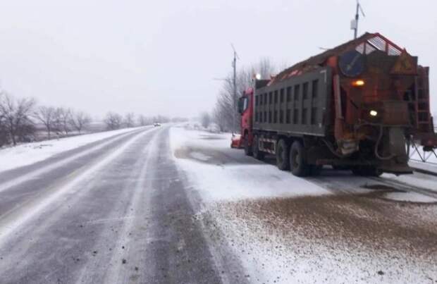 На астраханских дорогах работают 40 комбинированных машин по очистке покрытия и снижения наледи