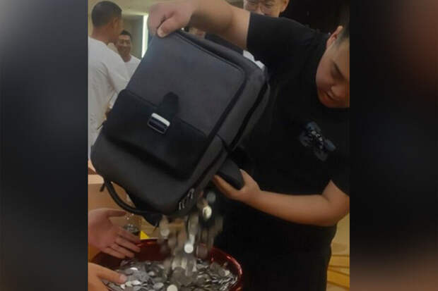 Китайский жених получил в подарок на свадьбу 42 кг монет