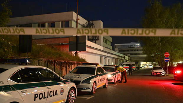 Полиция оцепила территорию перед больницей, где находится Фицо