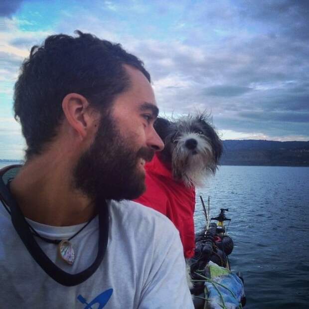По Средиземному морю на каяке: мужчина уволился с работы и отправился в плавание вместе с собакой  Средиземное море, животные, каяк