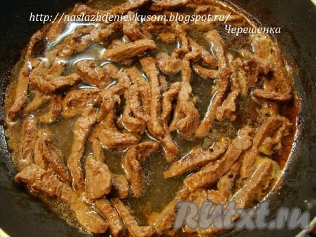 Добавить воды, так чтобы она наполовину закрывала мясо. Довести до кипения, накрыть крышкой и на самом маленьком огне, периодически помешивая, тушить 40 минут. Следите за количеством воды, если она выпарится раньше времени, то добавьте еще немного. 