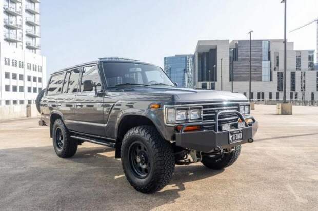Модифицированный Toyota Land Cruiser 1988 с сиденьями от BMW 5-й серии