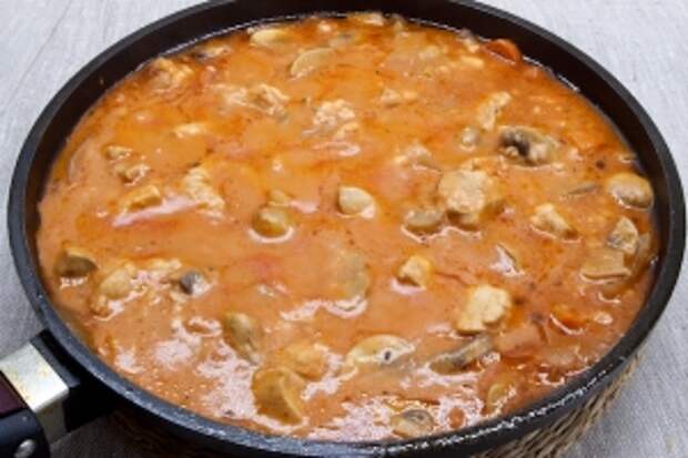 Добавить сметану с мукой в общую массу, размешать, чтобы не было комочков. Тушить ещё 10 минут. Подавать «гуляш» в горячем виде.