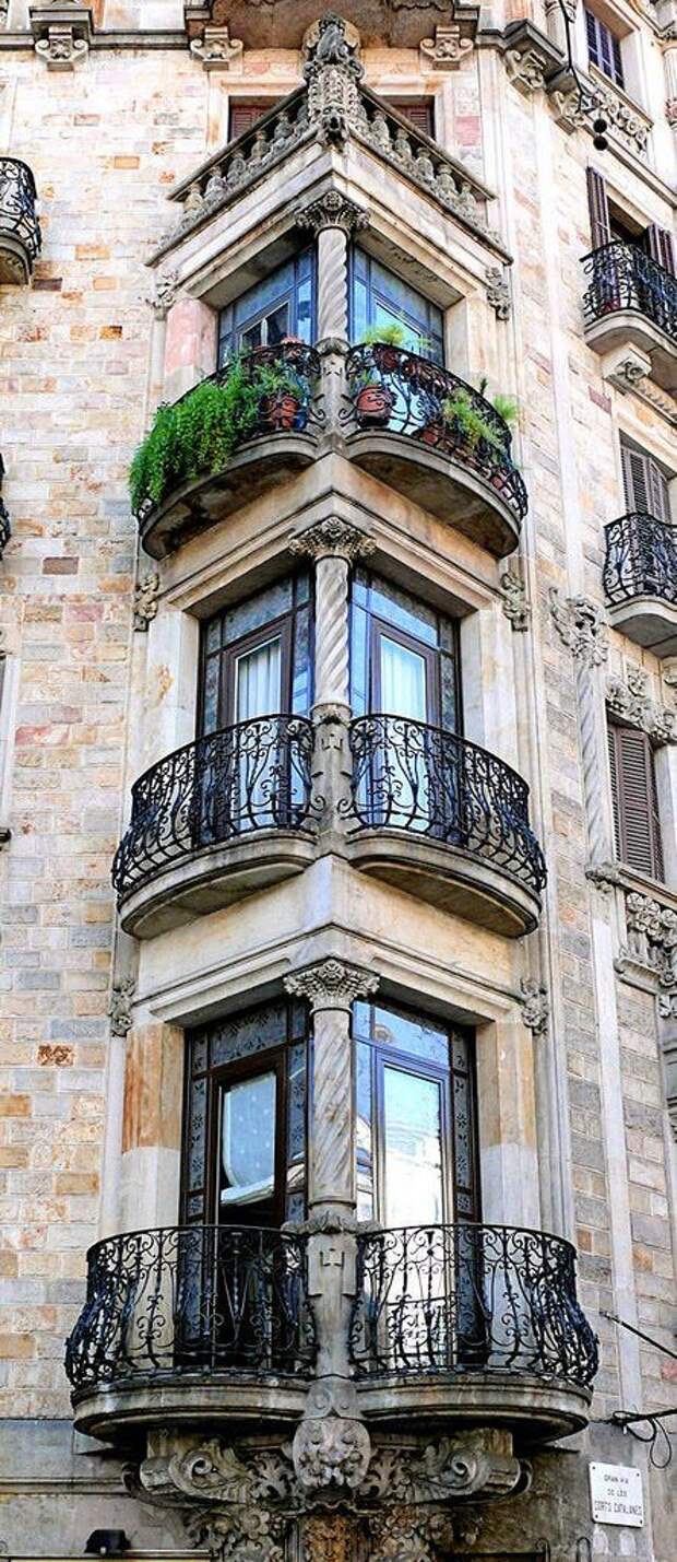 9. Потрясающие балконы на Гран-Виа, одной из главных улиц в Барселоне, Испания. 
