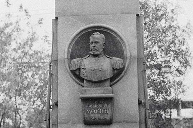 Памятник изобретателю трехлинейной винтовки Сергею Мосину.