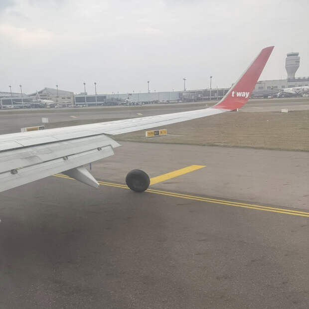 Шина слетела с пассажирского самолета при посадке в аэропорту Тайваня