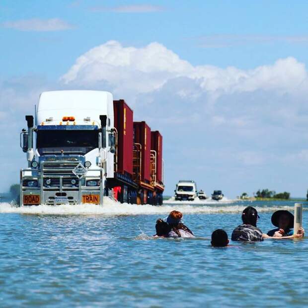 Затопленная автодорога "Грэйт Нортерн Хайуэй" (Западная Австралия, февраль 2018) Австралия, дорога, фура, тягачи, длиннопост