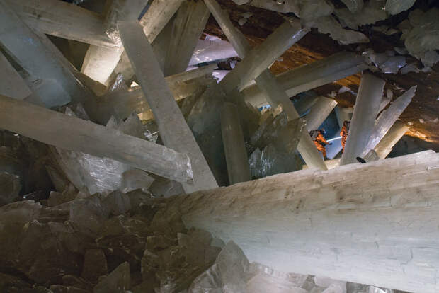 Путешествие в пещеру огромных кристаллов