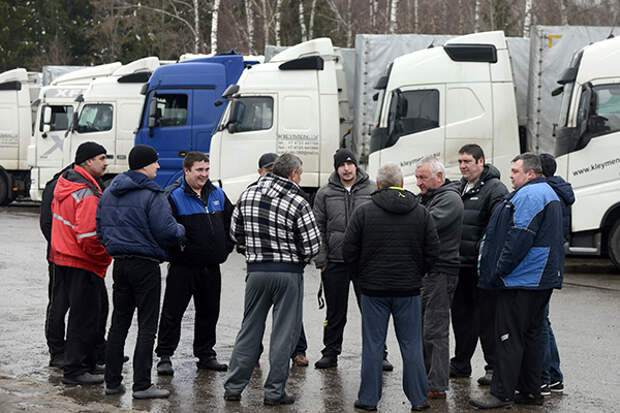 15 февраля 2016. Водители грузовых автомобилей на контрольно-пропускном пункте белорусско-литовской границы Каменный лог. С начала февраля 2016 года Россия и Польша не согласовали объемы грузоперевозок, из-за чего потоки пошли по другим направлениям, в том числе и через Литву. Виктор Драчев/ТАСС