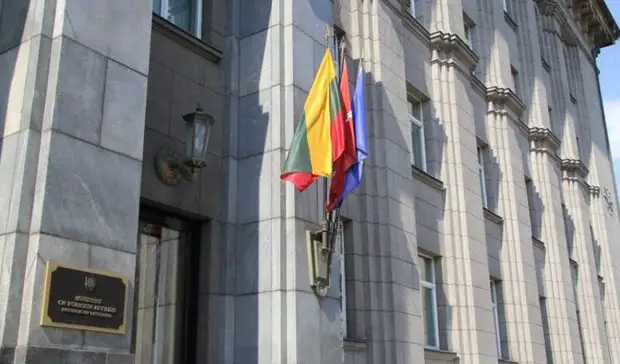 В Литве облили краской еще один памятник советским солдатам