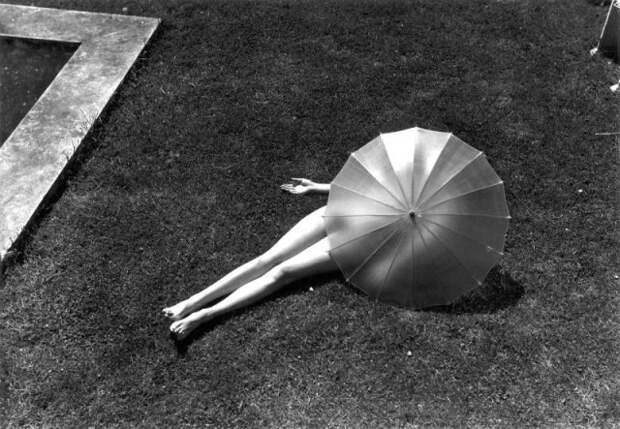 Обнаженная с зонтиком для «Harper's Bazaar». Июль 1935 года. Фото Martin Munkácsi история, люди, мир, фото