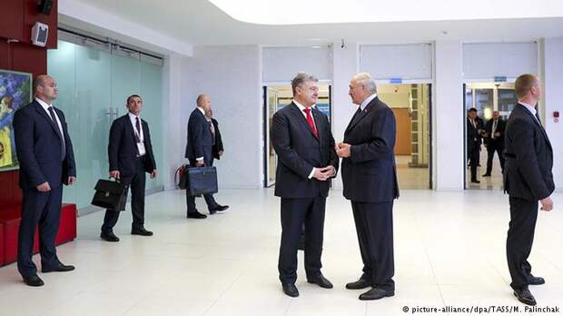 Петр Порошенко и Александр Лукашенко во время форума в Гомеле 26 октября 2018 года