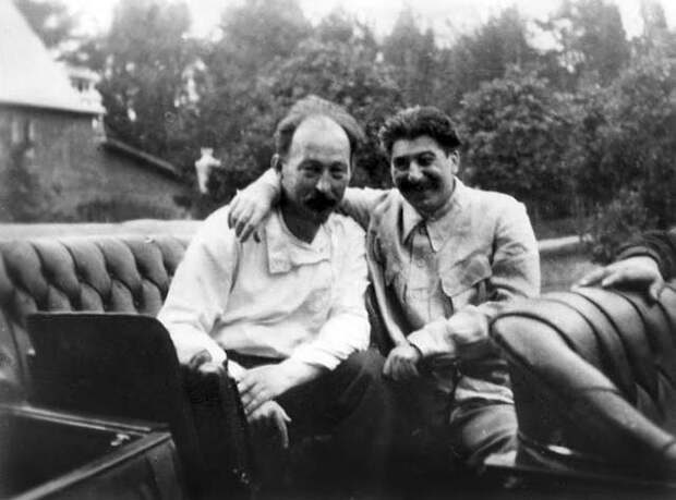 Феликс Дзержинский с Иосифом Сталиным. Подмосковье, июнь 1924 года Феликс Дзержинский с Иосифом Сталиным. Подмосковье, июнь 1924 года