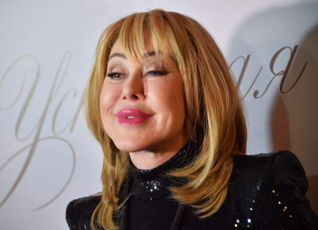 «Леди Совершенство»: Успенская поразила поклонников сияющим нарядом