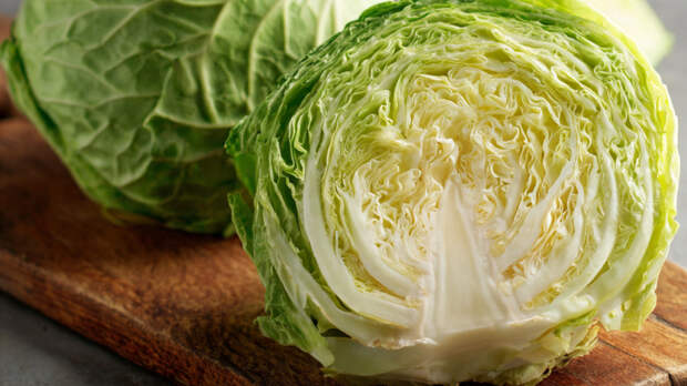 Обычный овощ вместо дорогой косметики? Врач рассказала о пользе капусты для кожи лица