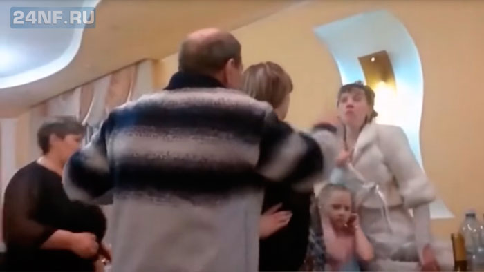 Отец жениха избил невесту за неприличный жест. Видео