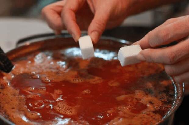 Несколько кубиков сахара спасут пересоленный суп. / Фото: prosto-smak.ru