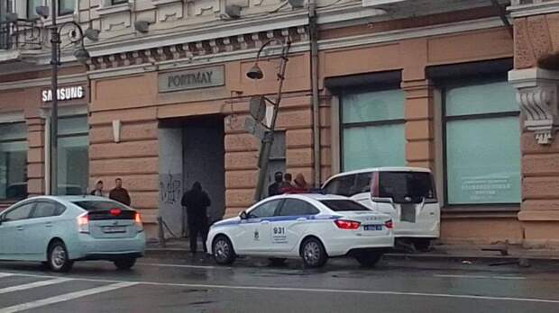 В центре Владивостока водитель на минивэне устроил погром