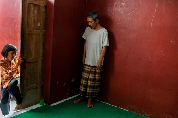 Шокирующие фото жизни пациентов психиатрических больниц в Индонезии