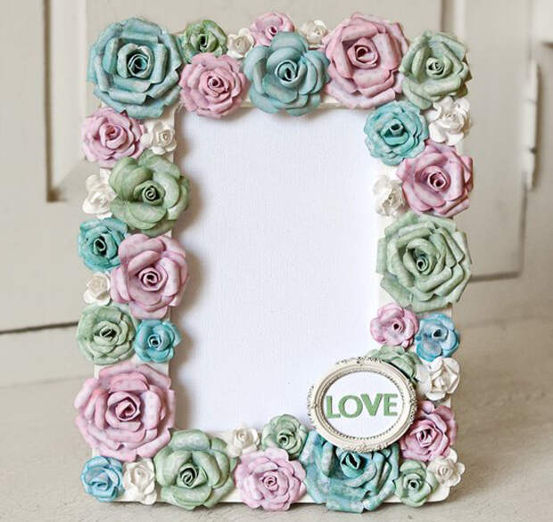 Декор скрапбукинг: прелестная рамка для фото с бумажными розами