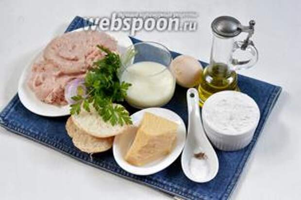 Для работы нам понадобится индюшиный фарш, молоко, булочка, мука, яйца, сыр твёрдых сортов, петрушка, соль, перец, подсолнечное масло.