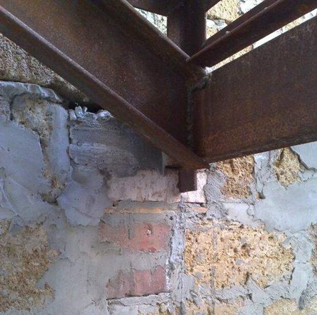 Как правильно крепить лестницу в стене