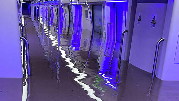 Затопленный вагон метро в Чжэнчжоу, Китай