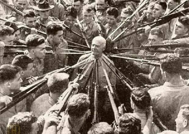 Полковник Энтони Джозеф Дрексель Биддл, мастер рукопашного боя в Корпусе морской пехоты США, 1943 год. Он известен тем, что приказывал морским пехотинцам попытаться убить его штыками и обезоруживал их всех. интересное, история, кадр, прошлое, фото