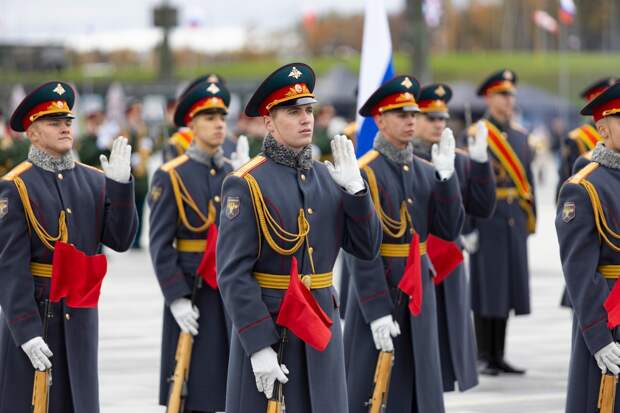 Более 5000 человек приняли участие в торжествах ко Дню Сухопутных войск на соборной площади Главного храма Вооруженных Сил