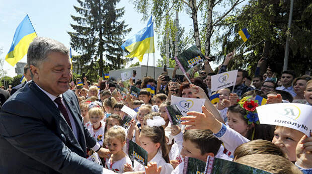 Поздравления Порошенко с днем защиты детей разгневали украинцев