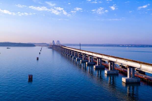 Железная дорога по Крымскому мосту значительно улучшит транспортную доступность полуострова. Фото: most.life