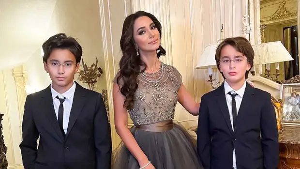 Сыновья Зары творчески поздравили свою бабушку с днем рождения