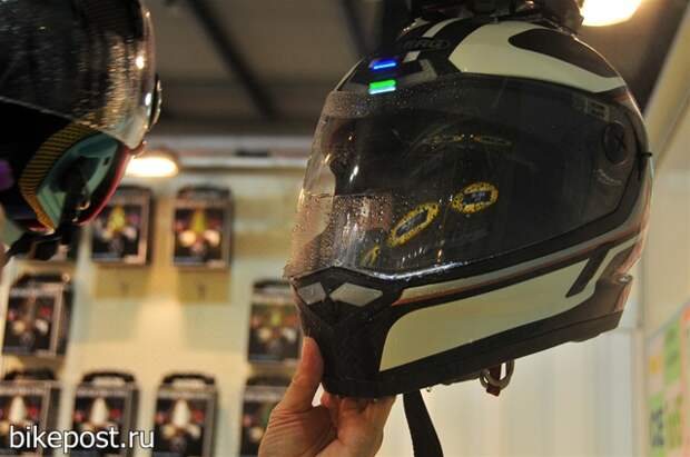 Универсальный стеклоочиститель визора шлема