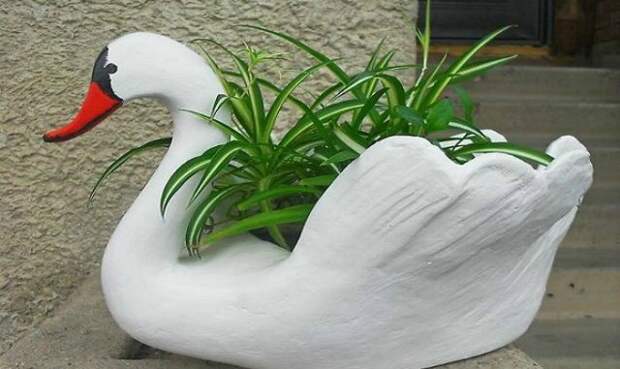 Бабушка научила меня делать садовых лебедей. Вы никогда не угадаете, из чего!
