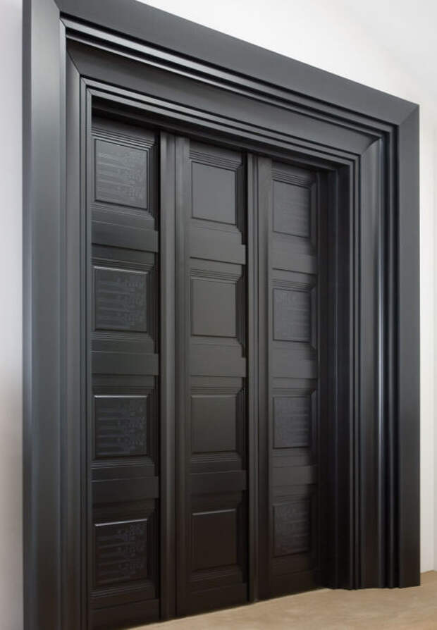 Большая цельная дверь с черным каркасом, станет изюминкой любого помещения. 